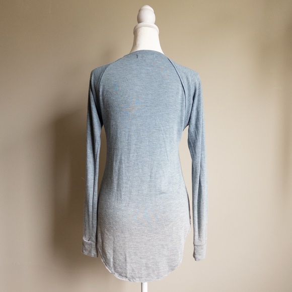 Nordstrom Treasure & Bond Curved Hem Long‎ Sleeve Blue Ombré Women's Shirt Small - Picture 2 of 5